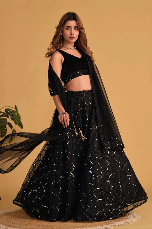 Lehenga en organza noir, orné de broderies en sequins avec Dupatta en résille