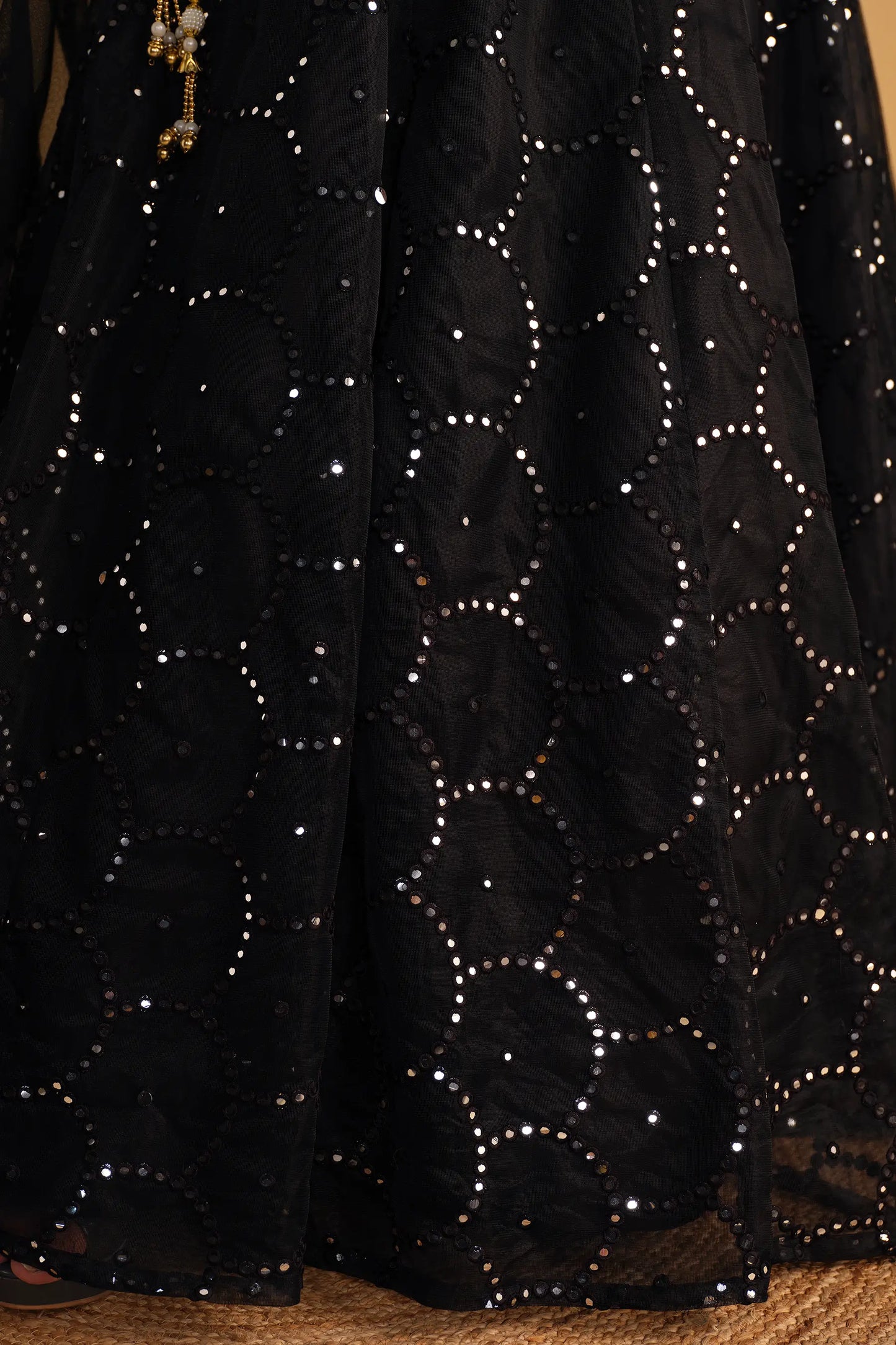 Lehenga en organza noir, orné de broderies en sequins avec Dupatta en résille