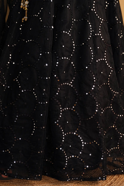 Lehenga en organza noir, orné de broderies en sequins avec Dupatta en résille