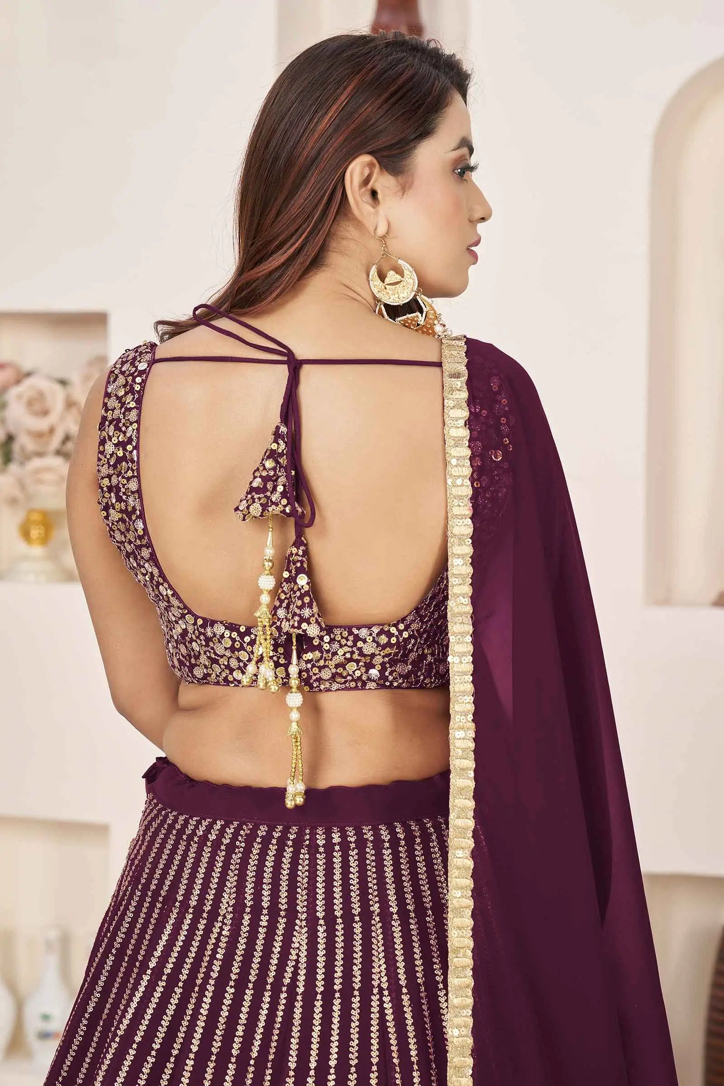 Lehenga Choli en Georgette Bordeaux avec Broderies Sequins et Zari