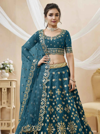 Lehenga bleu-vert en soie artificielle avec broderies sequins et zari, accompagné d'une dupatta en résille