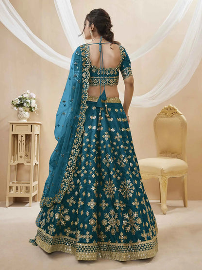 Lehenga bleu-vert en soie artificielle avec broderies sequins et zari, accompagné d'une dupatta en résille