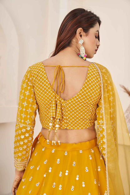 Lehenga Choli en Georgette Jaune avec Fils Multicolores et Broderies à Sequins