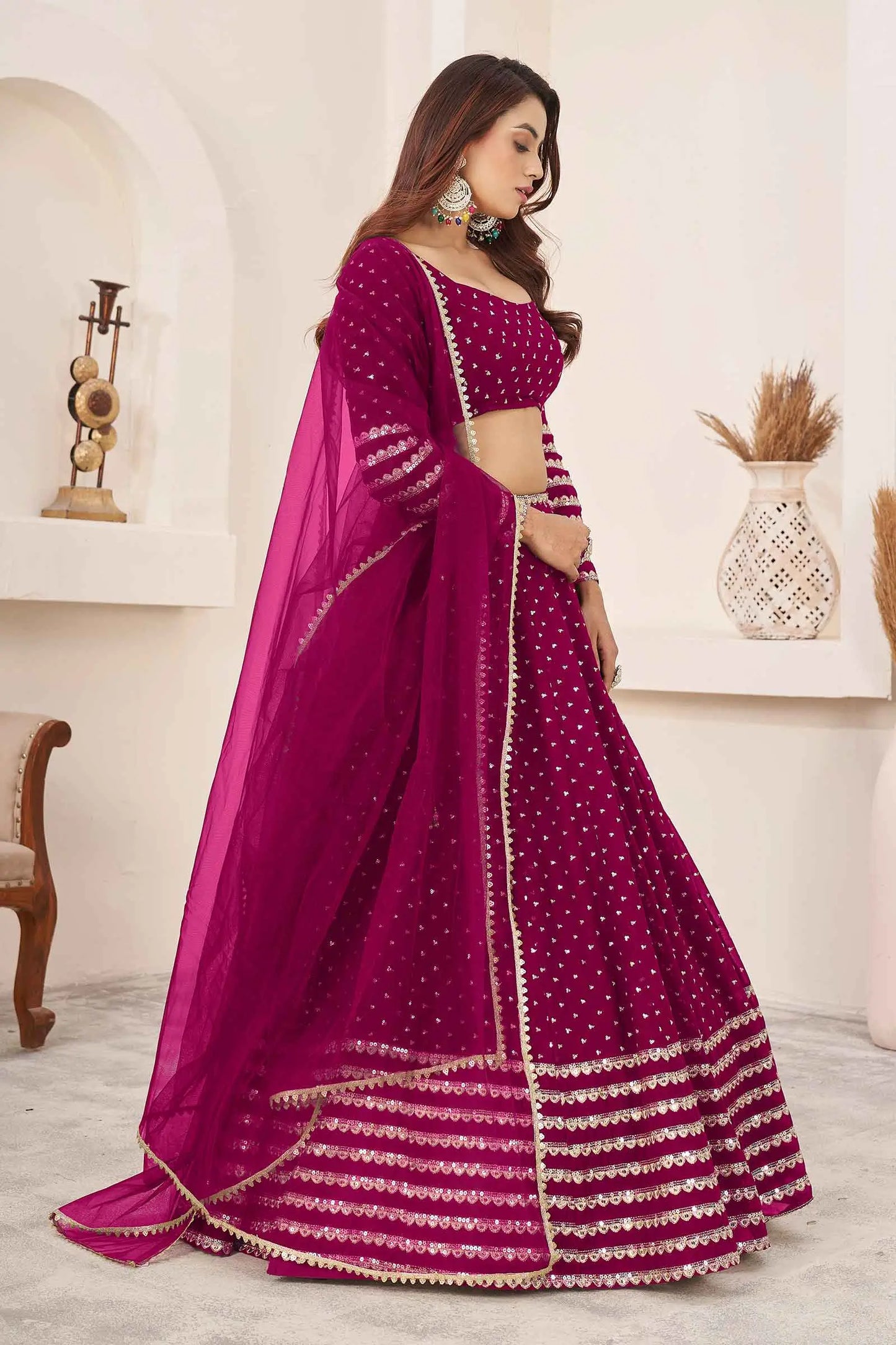 Lehenga choli en georgette rose mûre avec broderies zari et sequins