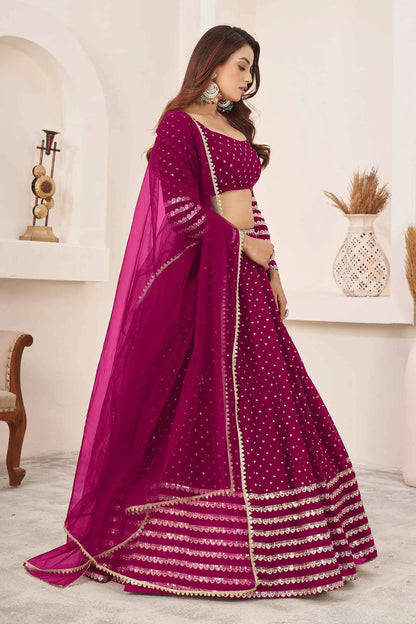 Lehenga choli en georgette rose mûre avec broderies zari et sequins
