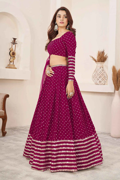 Lehenga choli en georgette rose mûre avec broderies zari et sequins