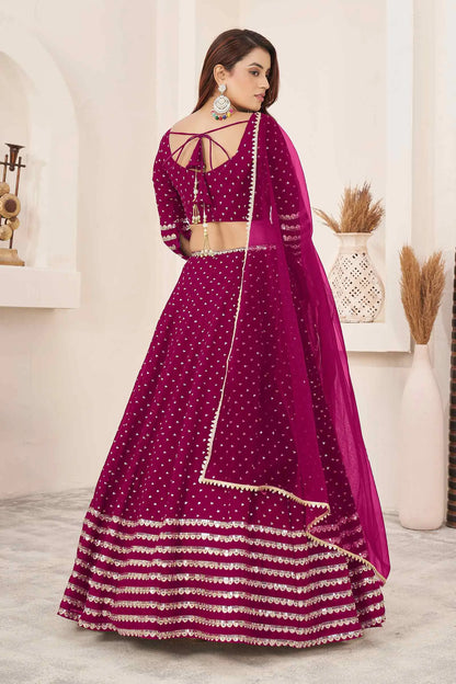 Lehenga choli en georgette rose mûre avec broderies zari et sequins