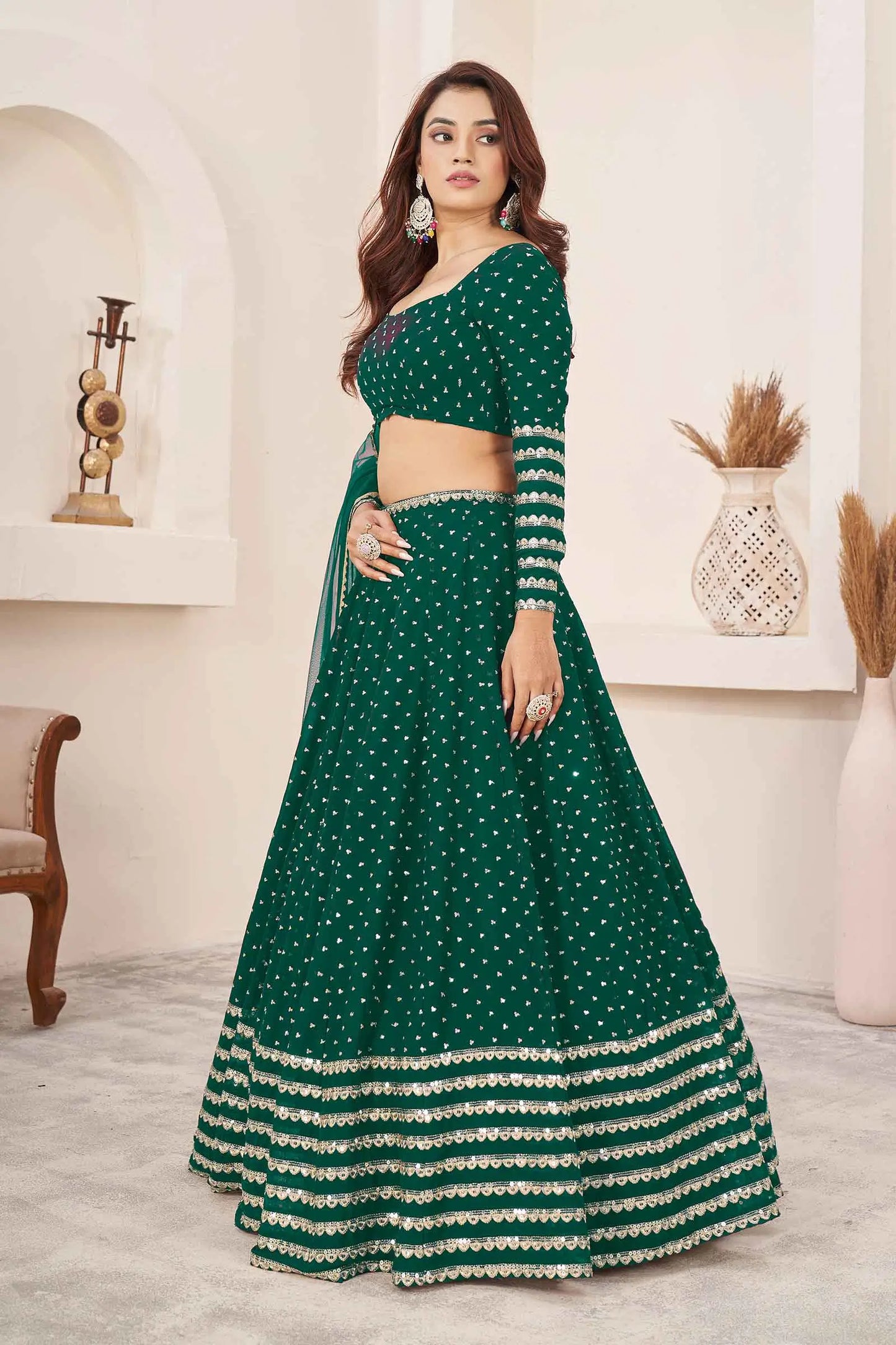 Lehenga vert-bleu foncé en georgette avec broderies en sequins et fils zari