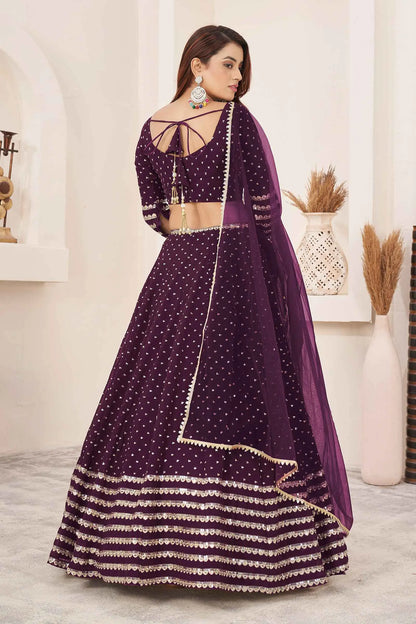 Lehenga Choli en Georgette violet foncé avec Broderies Zari et Sequins