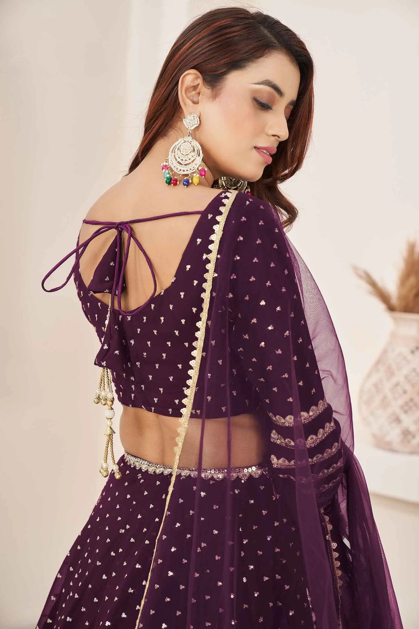 Lehenga Choli en Georgette violet foncé avec Broderies Zari et Sequins