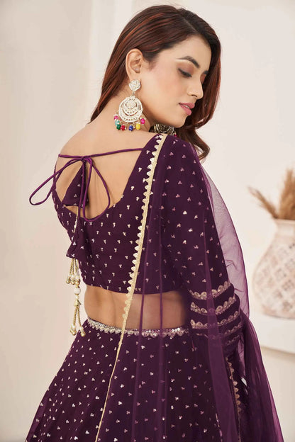 Lehenga Choli en Georgette violet foncé avec Broderies Zari et Sequins