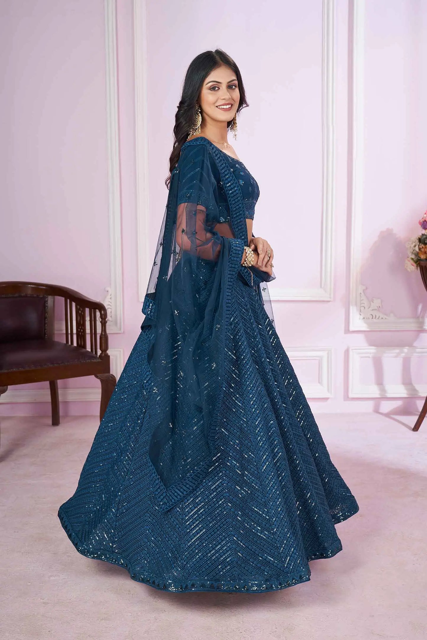 Lehenga en georgette bleu avec broderie de sequins et de fils COLLECTION PRISHA