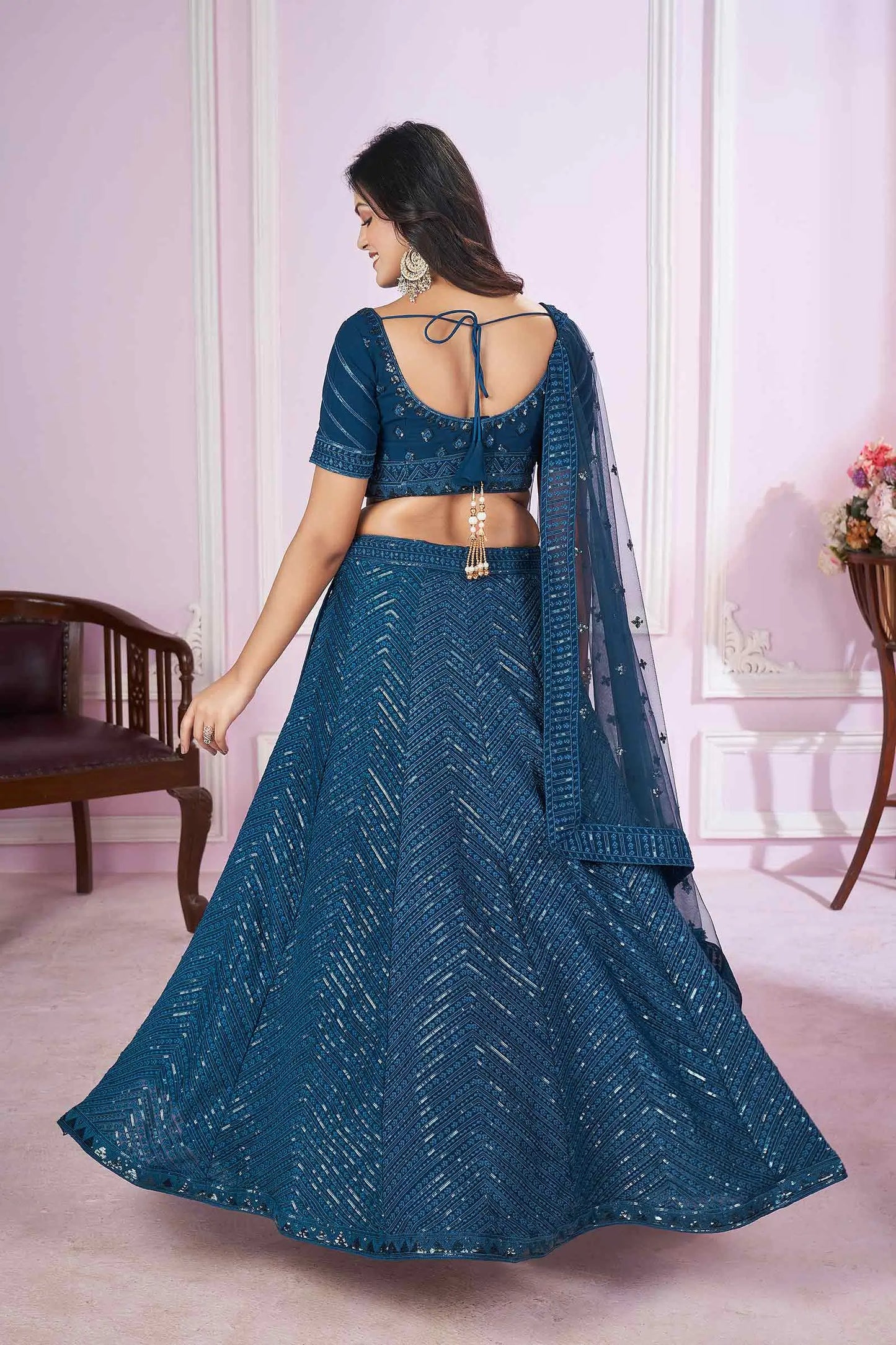 Lehenga en georgette bleu avec broderie de sequins et de fils COLLECTION PRISHA