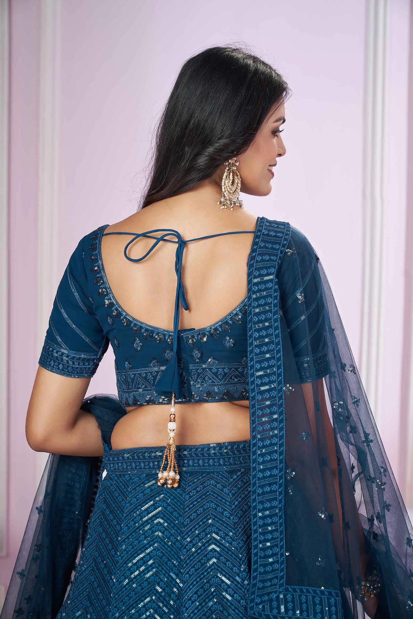 Lehenga en georgette bleu avec broderie de sequins et de fils COLLECTION PRISHA