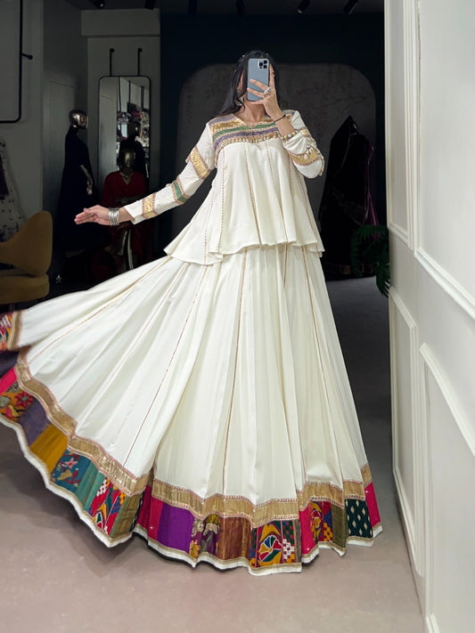 Eleganter rosa-grauer Braut-Lehenga mit Zarkan-Stickerei und Pailletten