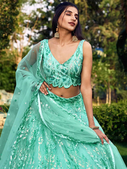 Lehenga bleu ciel en résille douce avec broderies de sequins multiples et fils