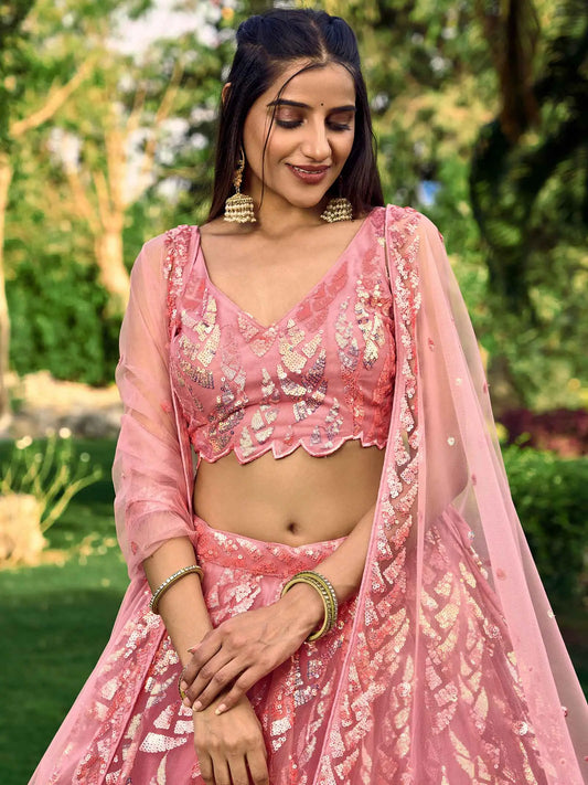 Lehenga rose en résille douce avec broderies de sequins multiples et fils