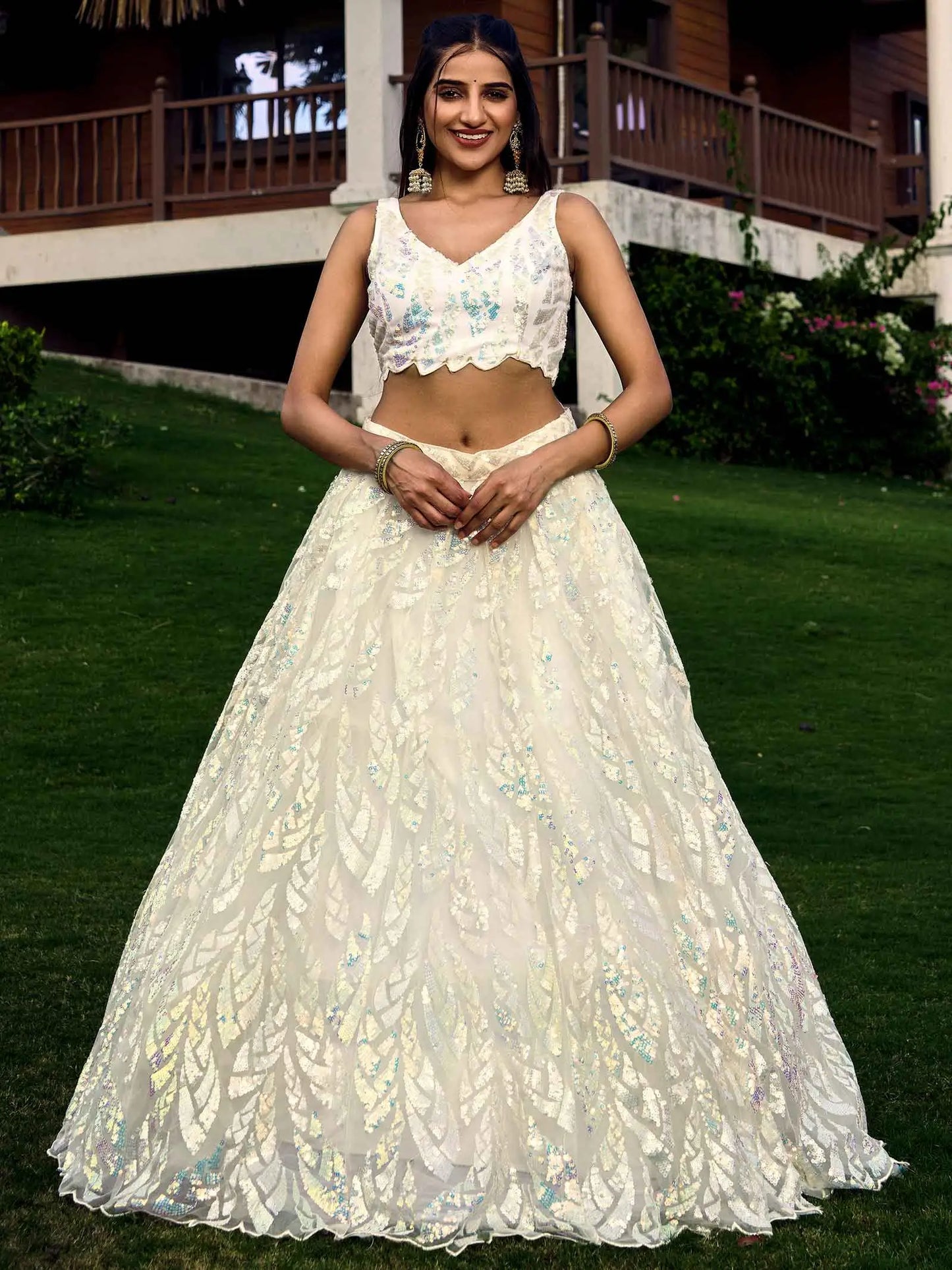 Lehenga blanc en résille douce avec broderies de sequins multiples et fils