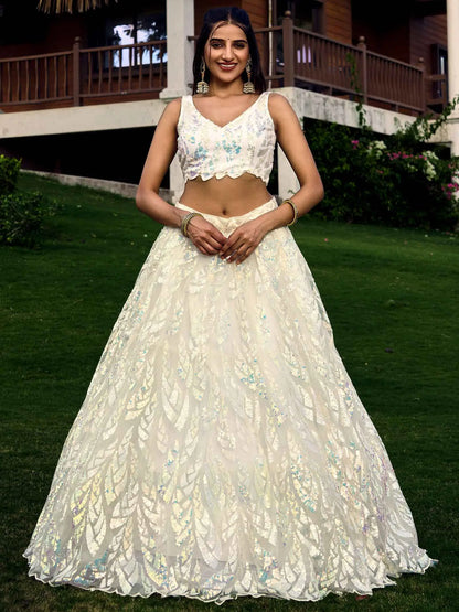 Lehenga blanc en résille douce avec broderies de sequins multiples et fils