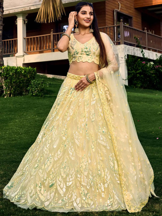 Lehenga jaune en résille douce avec broderies de sequins multiples et fils