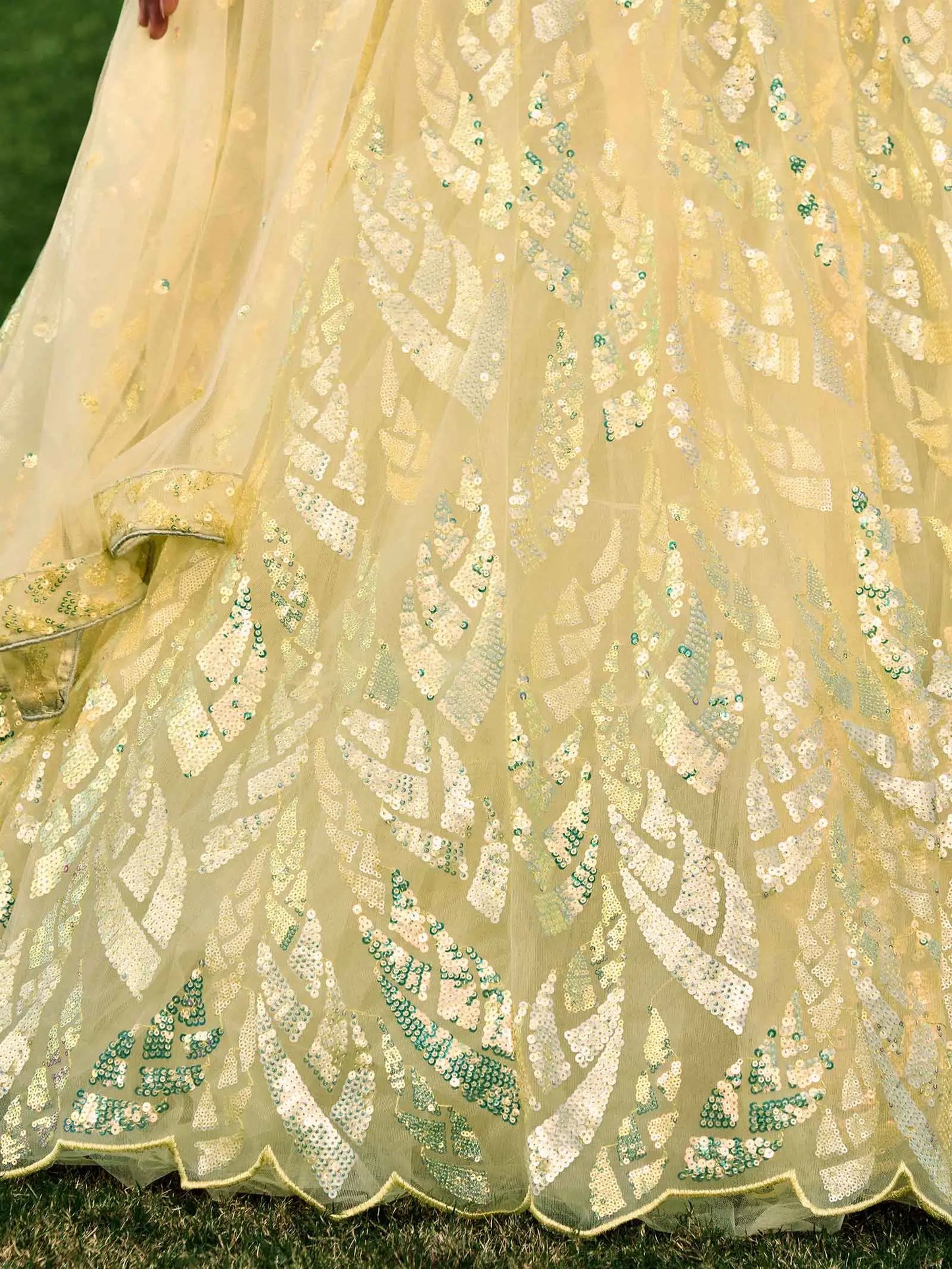Lehenga jaune en résille douce avec broderies de sequins multiples et fils