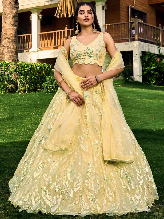 Lehenga jaune en résille douce avec broderies de sequins multiples et fils