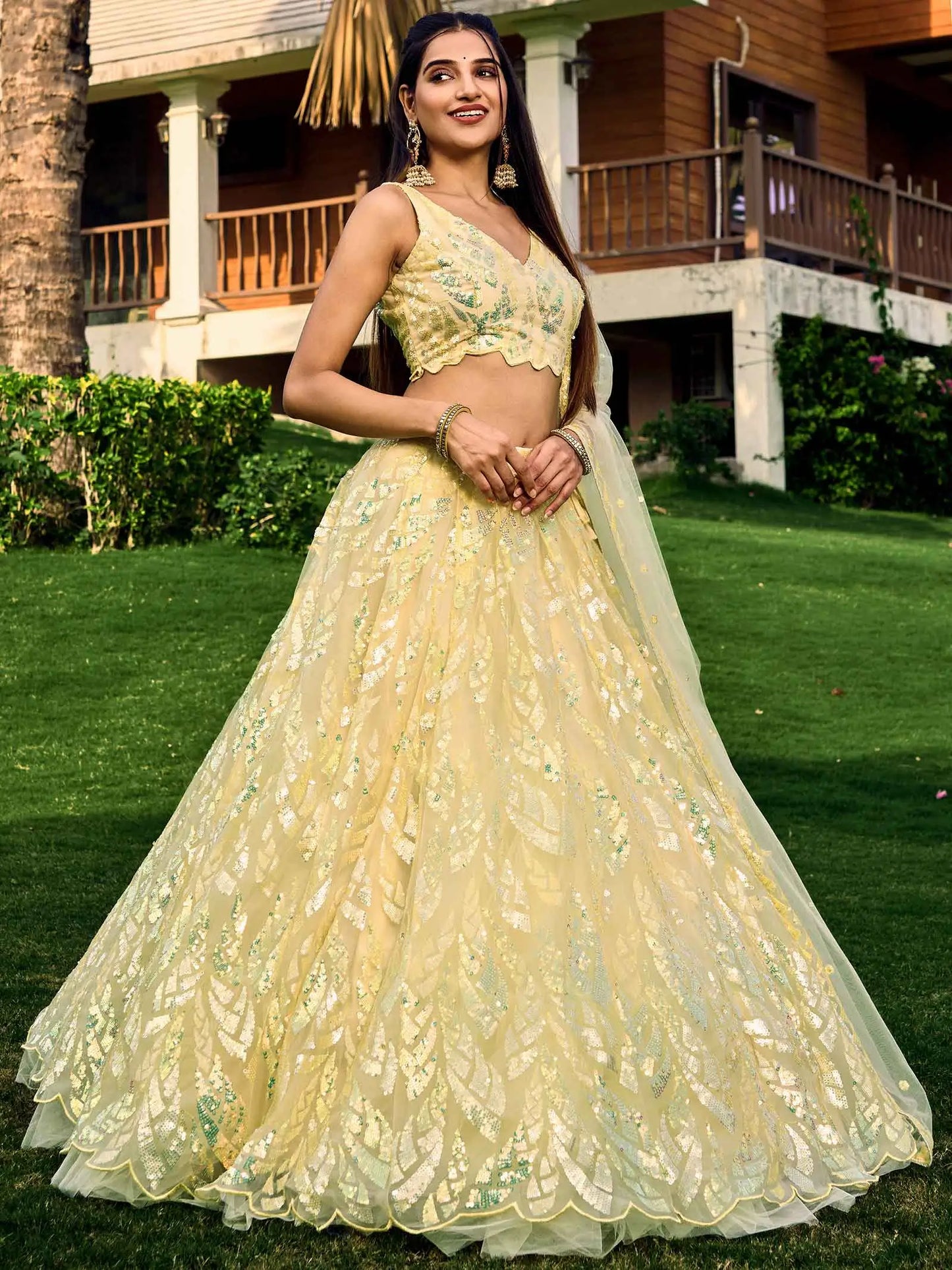 Lehenga jaune en résille douce avec broderies de sequins multiples et fils