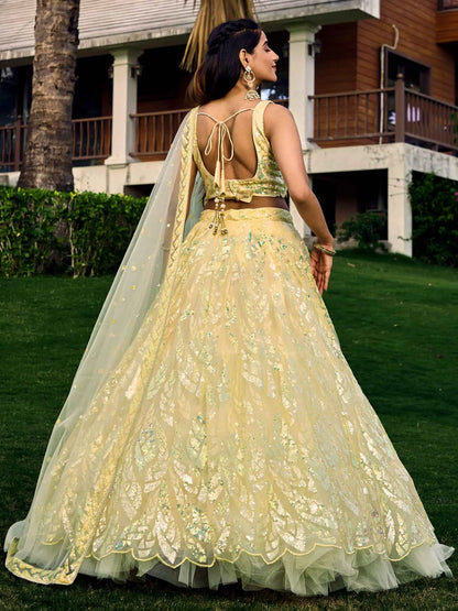 Lehenga jaune en résille douce avec broderies de sequins multiples et fils