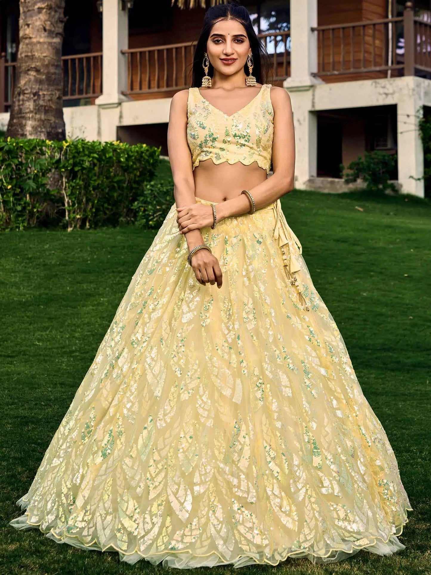 Lehenga jaune en résille douce avec broderies de sequins multiples et fils