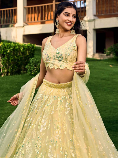 Lehenga jaune en résille douce avec broderies de sequins multiples et fils