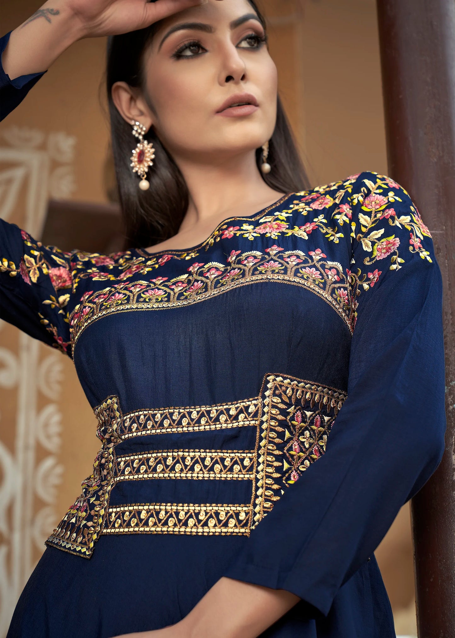 Marineblaues langärmliges Kurta-Oberteil mit Maslin-Stickerei