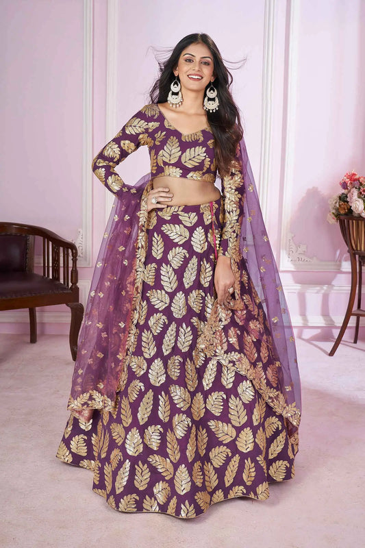 Lehenga en georgette violet foncé avec travail de broderie à sequins et zari COLLECTION PRISHA