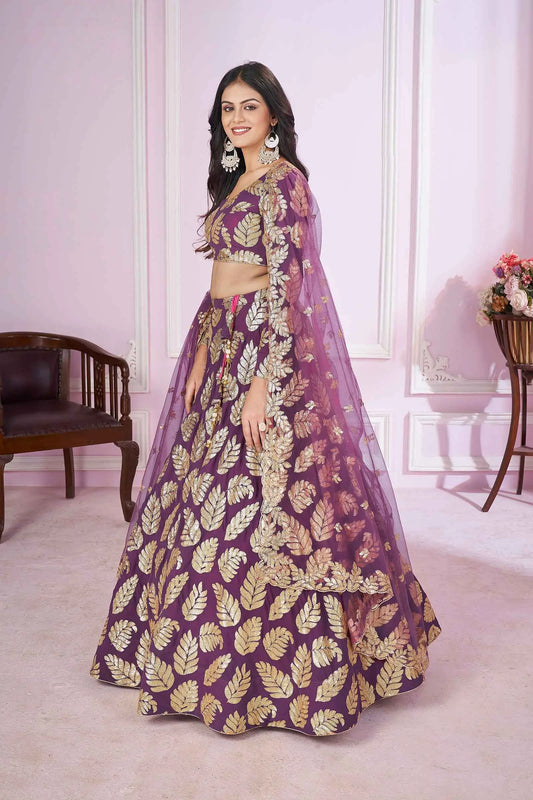 Lehenga en georgette violet foncé avec travail de broderie à sequins et zari COLLECTION PRISHA