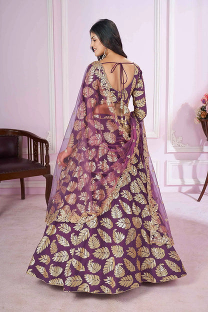 Lehenga en georgette violet foncé avec travail de broderie à sequins et zari COLLECTION PRISHA