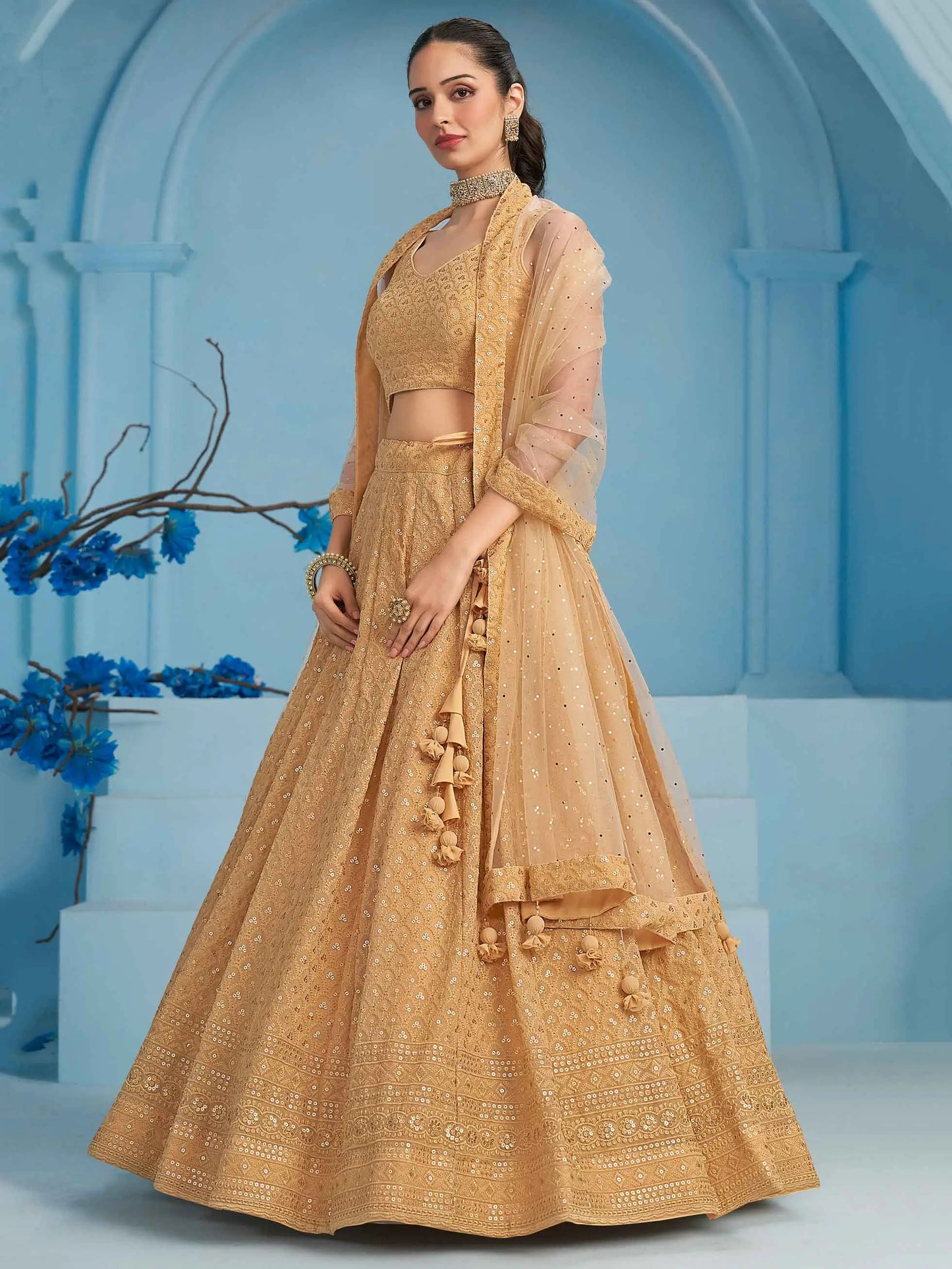 Üppiger beigefarbener Abend-Lehenga mit Paillettenstickerei und Dupatta