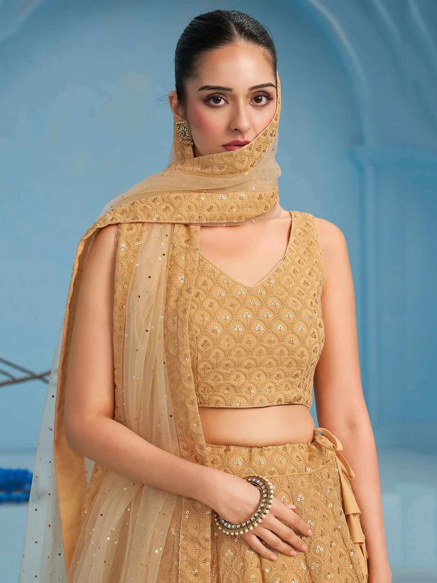 Üppiger beigefarbener Abend-Lehenga mit Paillettenstickerei und Dupatta