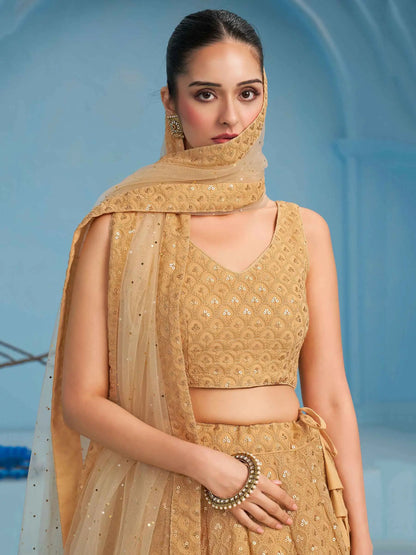 Üppiger beigefarbener Abend-Lehenga mit Paillettenstickerei und Dupatta