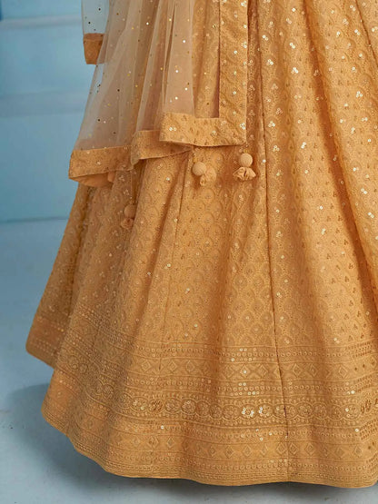 Üppiger beigefarbener Abend-Lehenga mit Paillettenstickerei und Dupatta