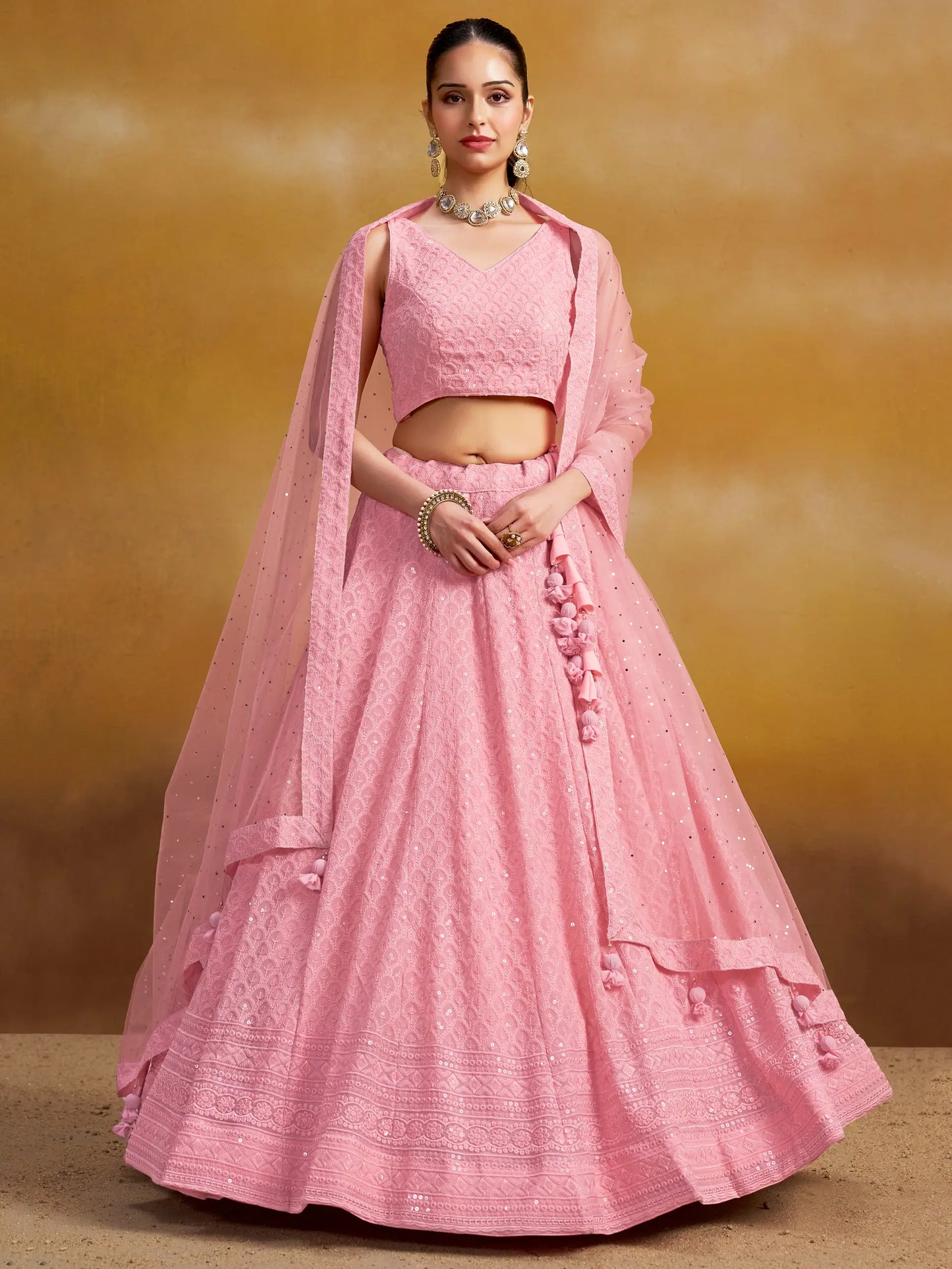 Lehenga en georgette rose clair somptueux avec broderie en sequins et dupatta