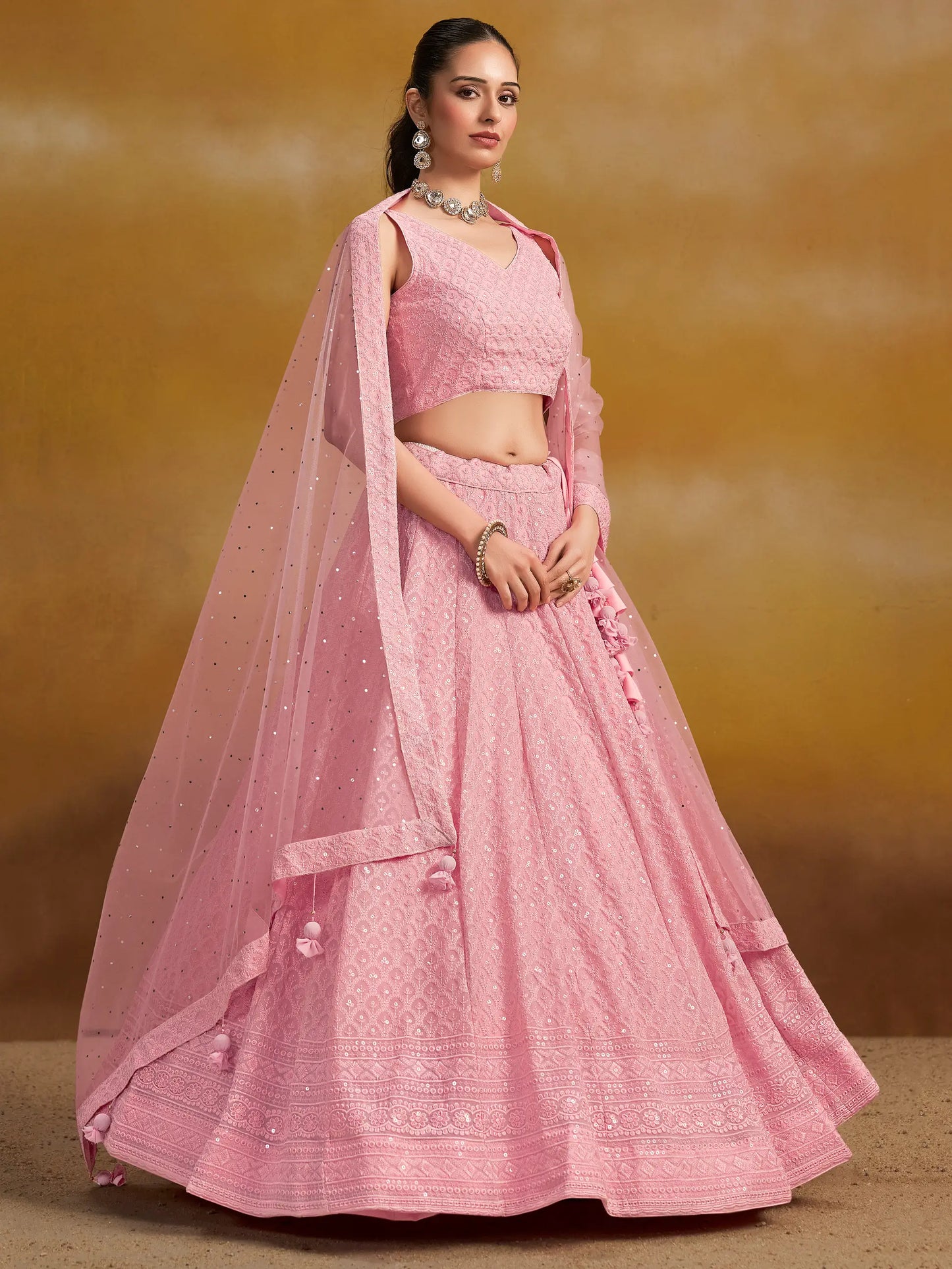 Lehenga en georgette rose clair somptueux avec broderie en sequins et dupatta
