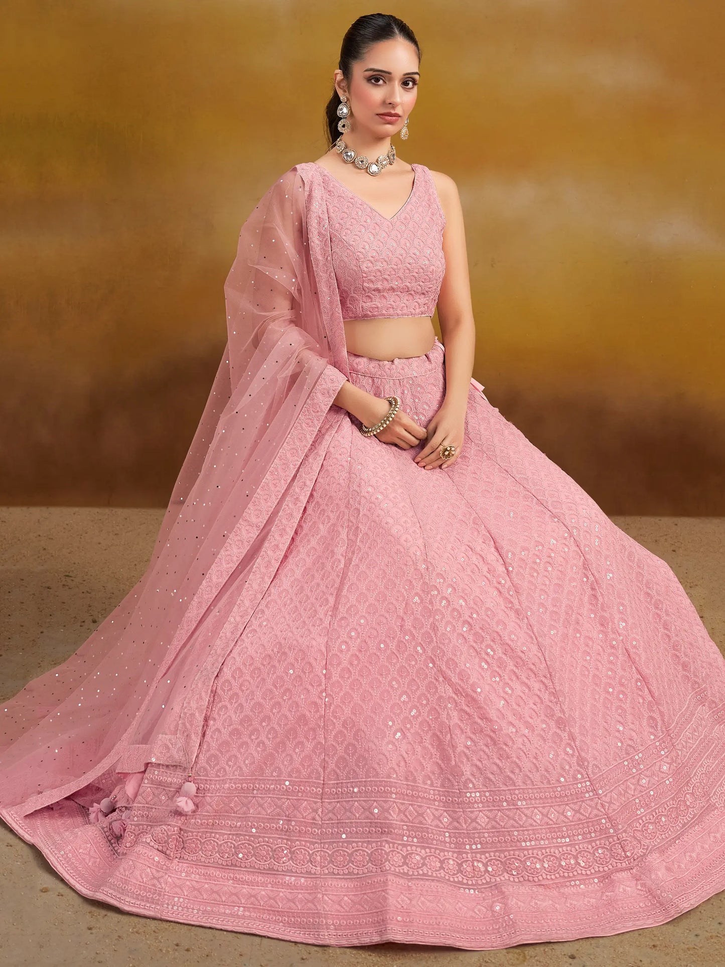Lehenga en georgette rose clair somptueux avec broderie en sequins et dupatta