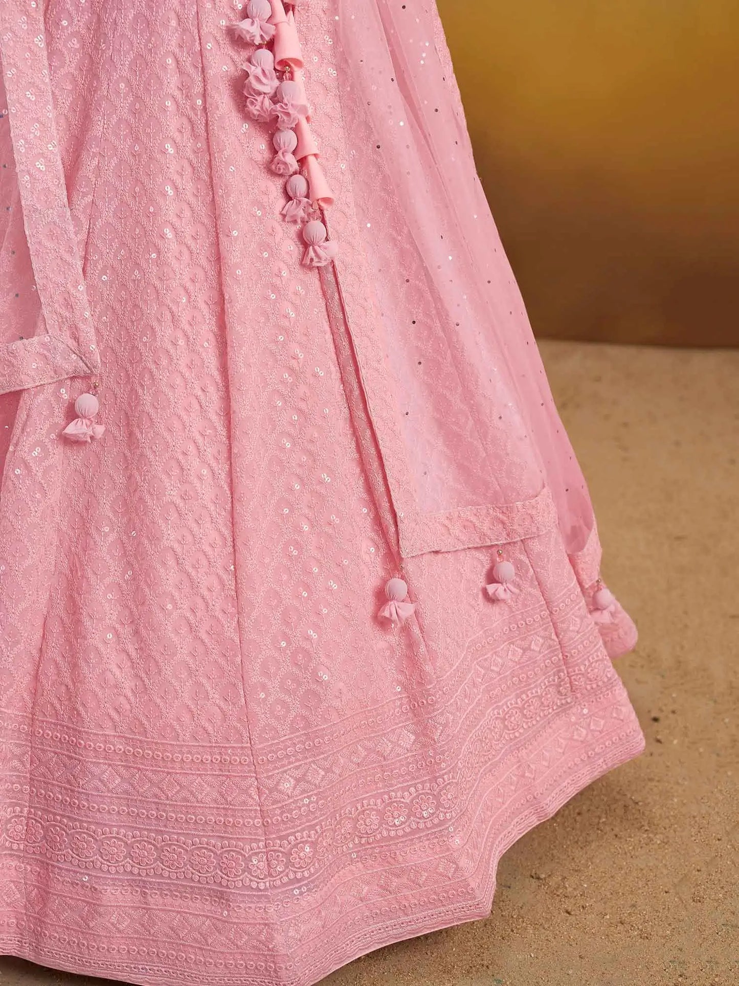 Lehenga en georgette rose clair somptueux avec broderie en sequins et dupatta