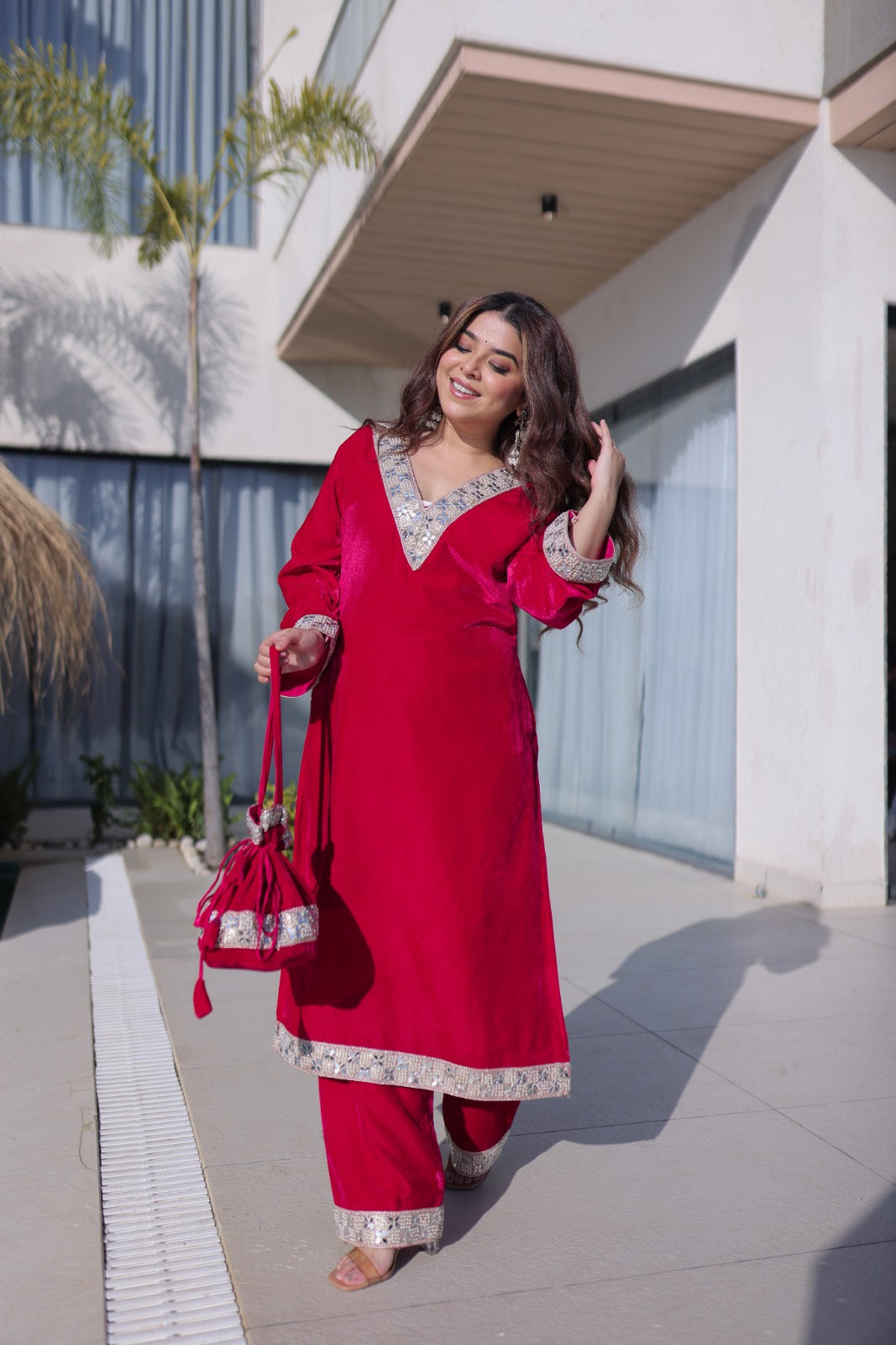 Ensemble Salwar Suit rouge vif et argenté en velours et zari avec sac style batwa assorti COLLECTION ZOYA