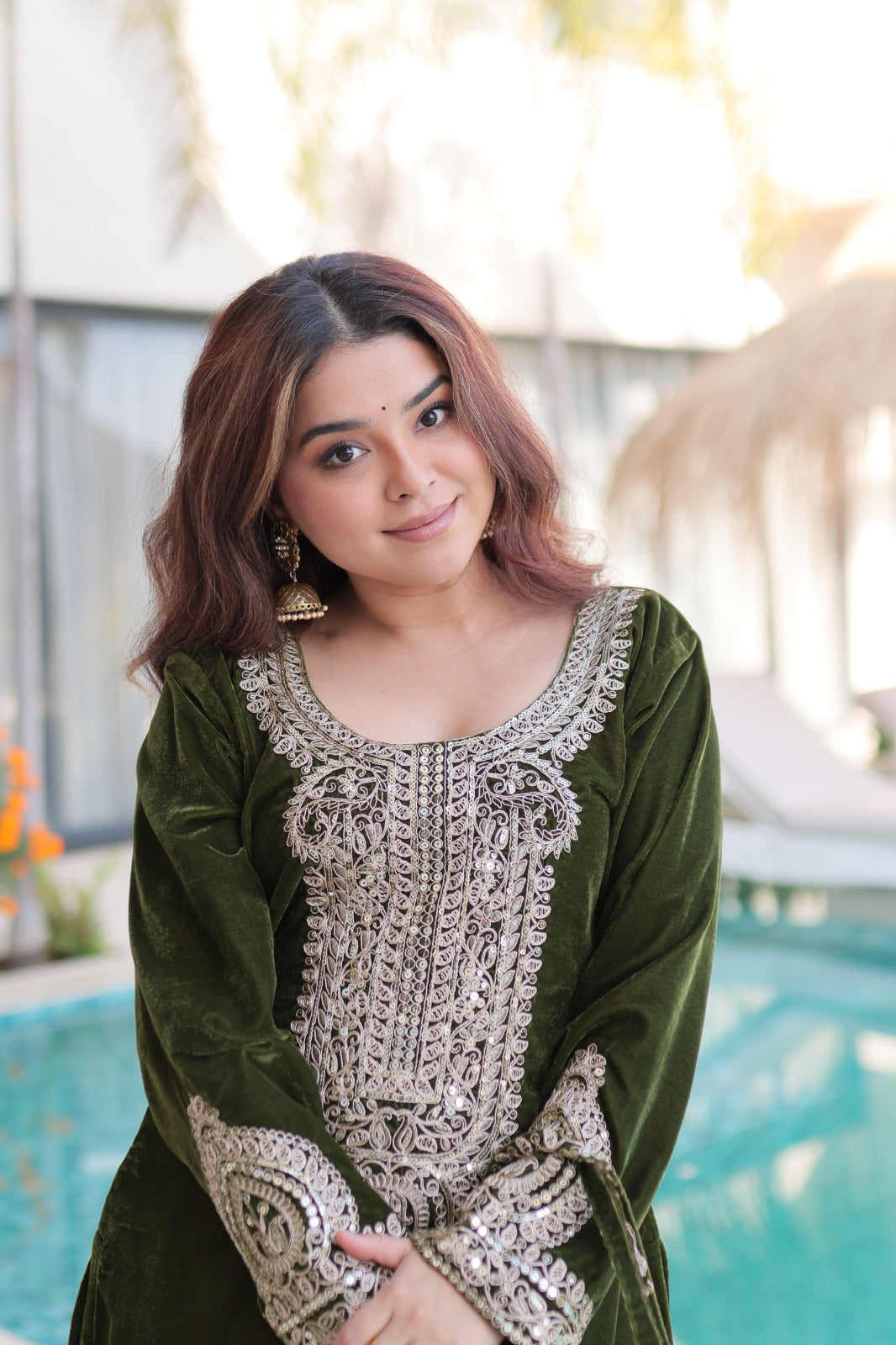 Ensemble Salwar Suit vert foncé et clair en velours et zari avec sac style batwa assorti COLLECTION ZOYA