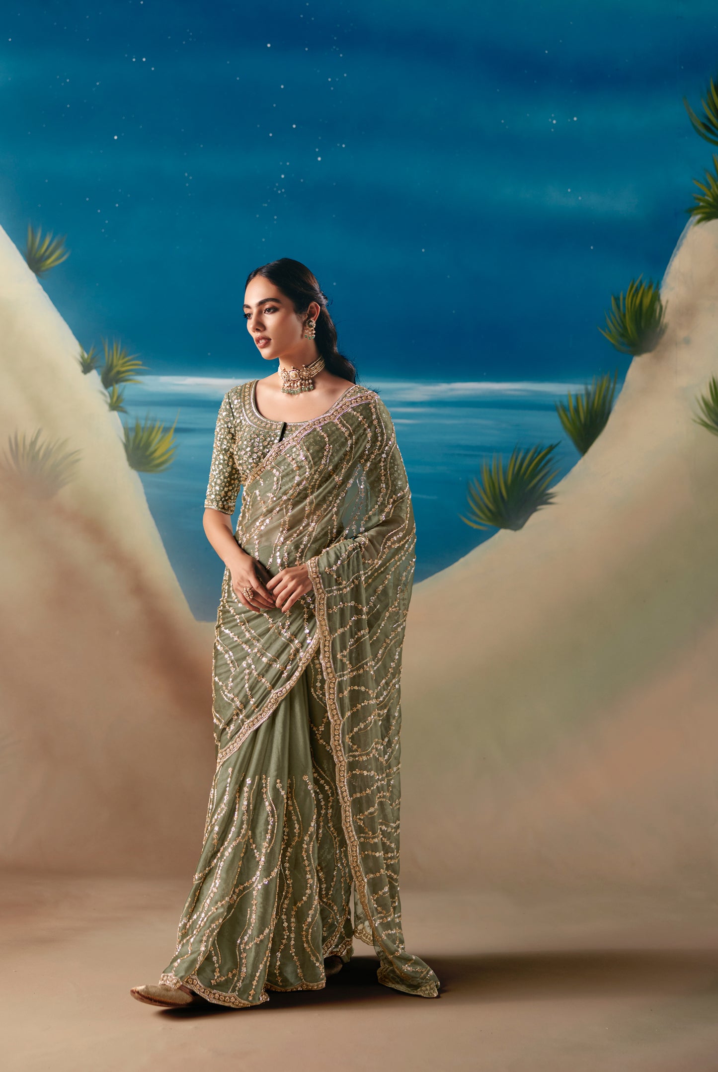 Sari vert olive aux broderies de sequins et pierres scintillantes COLLECTION ANVESHI