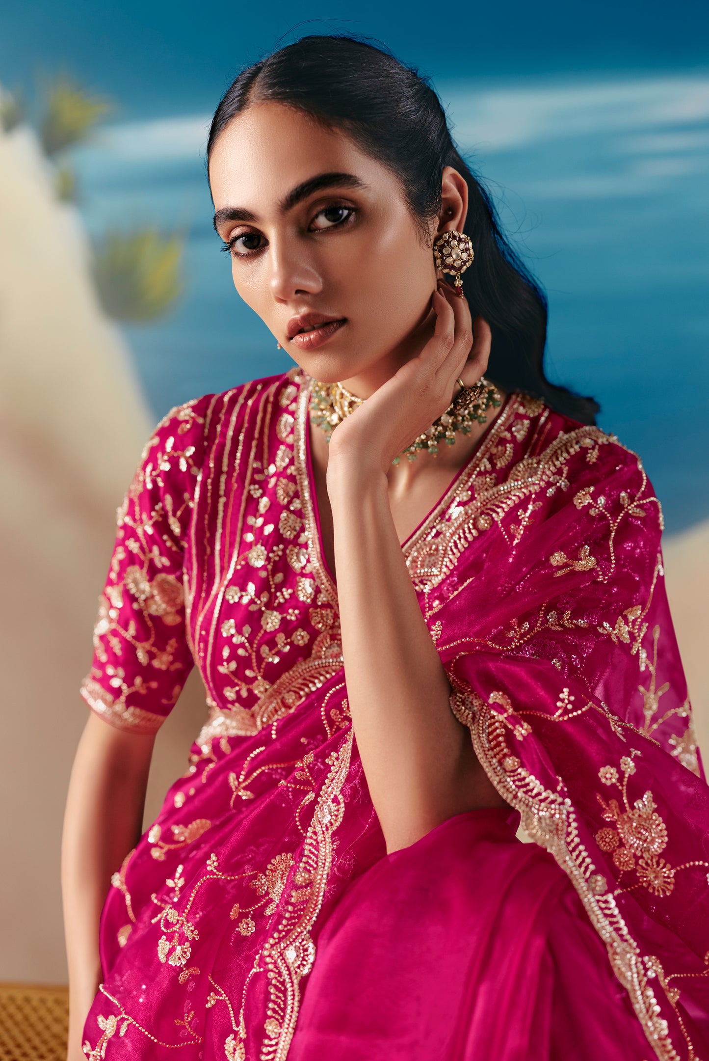 Sari rose fuchsia aux broderies de sequins et pierres scintillantes COLLECTION ANVESHI