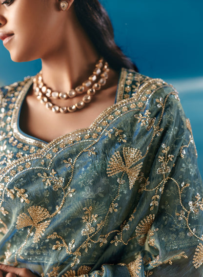 Sari bleu pastel aux broderies de sequins et pierres scintillantes COLLECTION ANVESHI