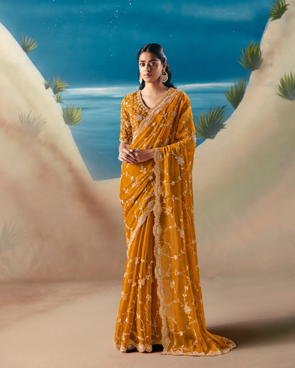 Sari jaune foncé aux broderies de sequins et pierres scintillantes COLLECTION ANVESHI