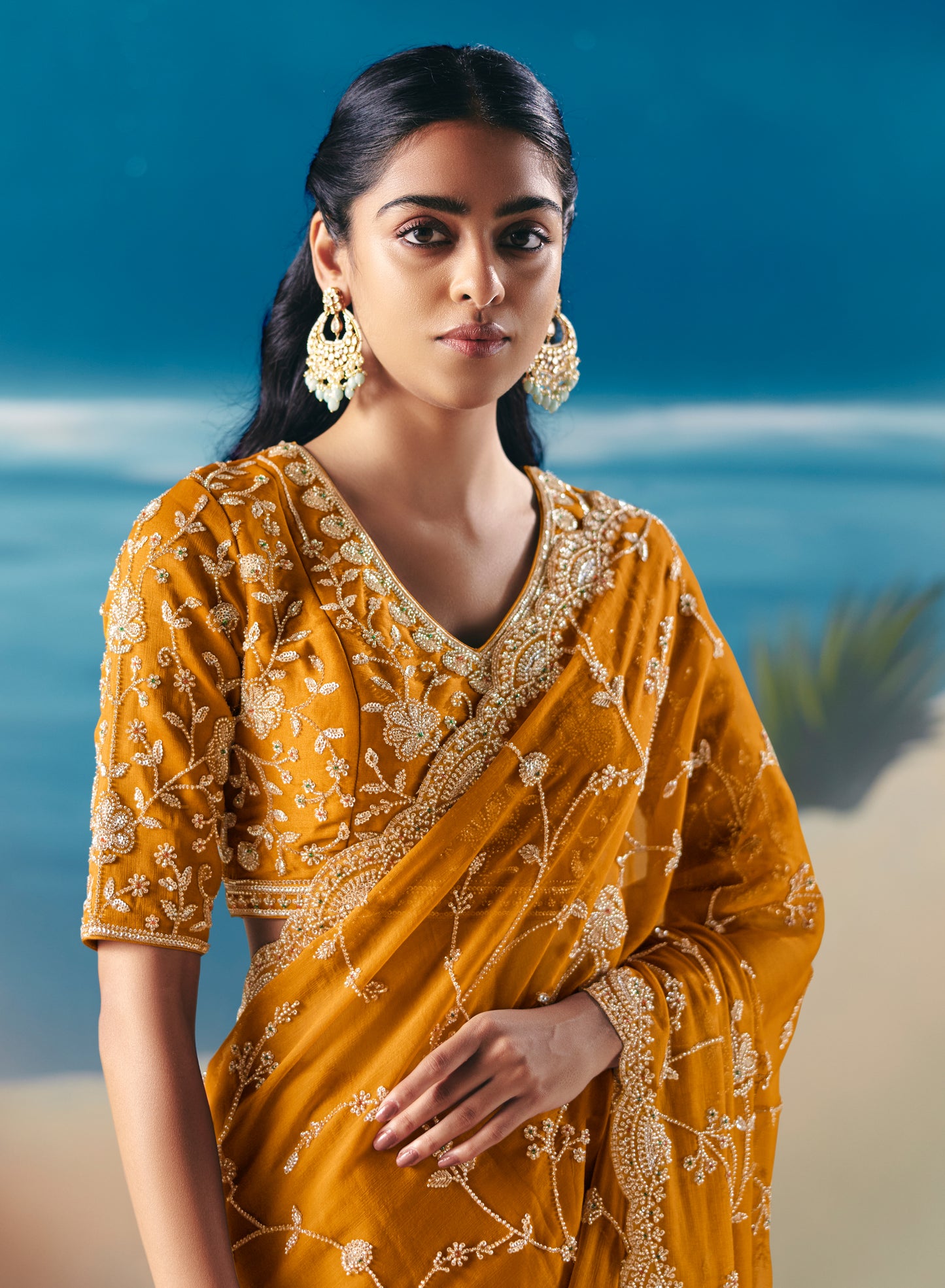 Sari jaune foncé aux broderies de sequins et pierres scintillantes COLLECTION ANVESHI
