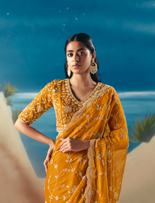 Sari jaune foncé aux broderies de sequins et pierres scintillantes COLLECTION ANVESHI